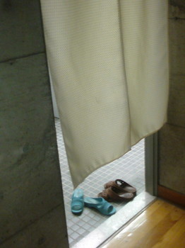 文京スポーツセンター　暖簾を抜けるとトイレ